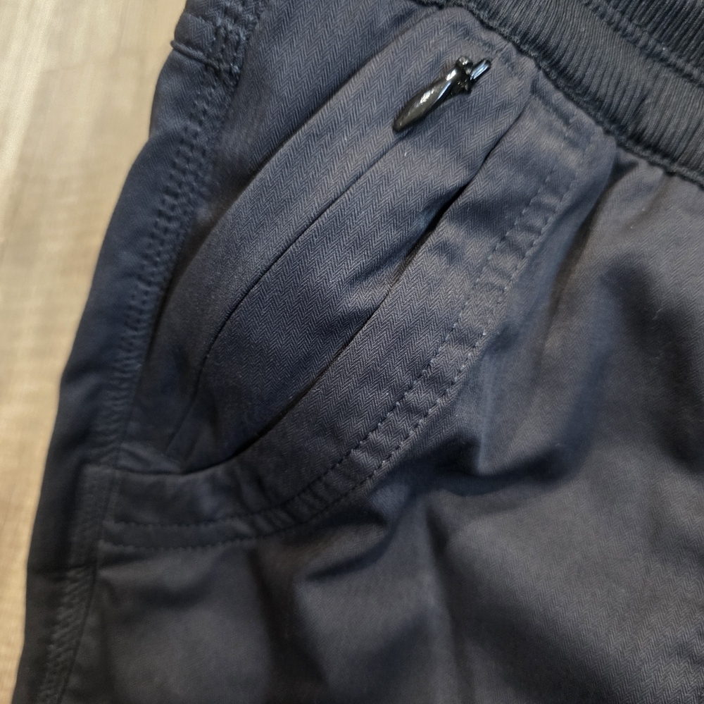 THE NORTH FACE black Cropped Pants Hike Joggers Alo Yoga - Picture 5 of 10